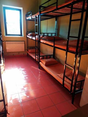 Кровать в общем номере для мужчин в Хостеле Вежливый лось на Бунинской аллее