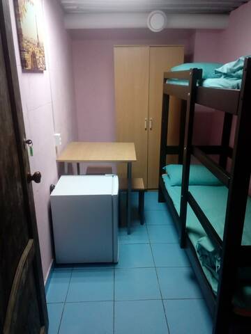 Кровать в общем номере для мужчин в Хостеле Вежливый лось на Бунинской аллее