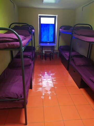 Кровать в общем номере для мужчин с 4 кроватями в Хостеле Вежливый лось на Бунинской аллее