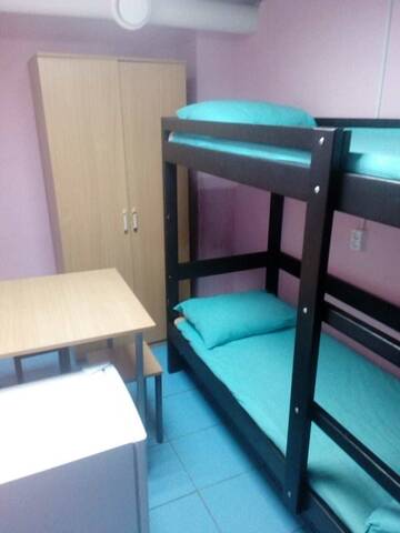 Кровать в общем номере для мужчин в Хостеле Вежливый лось на Бунинской аллее